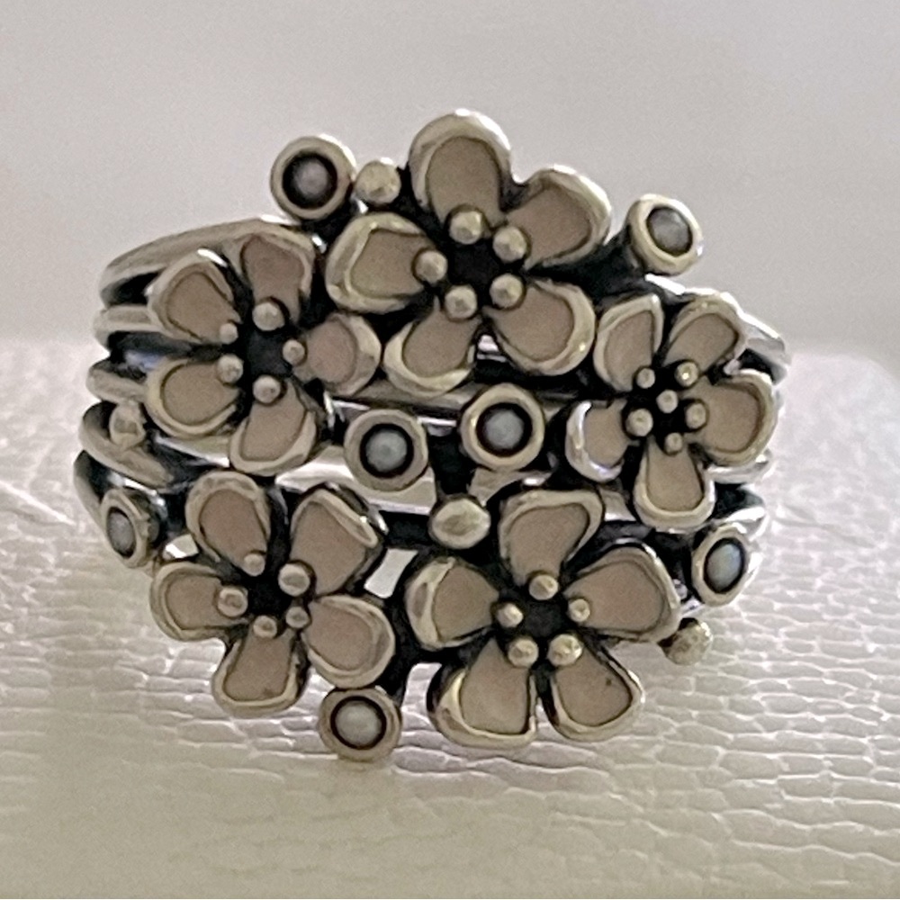 Pandora CHERRY BLOSSOM
BOUQUET Ring ALE 925
Silver Enamel/Pearl Size 7 with box